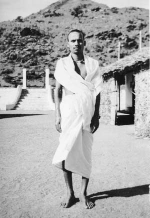 Annamalai Swami outside the ashram kitchen