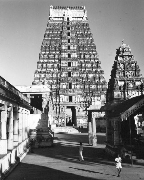 The first courtyard of the Arunachaleswara Temple. The shrine on the right is the location of the poetic combat.