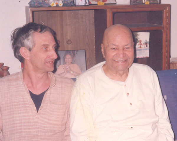David Godman sitting with Papaji in Lucknow in the 1990s