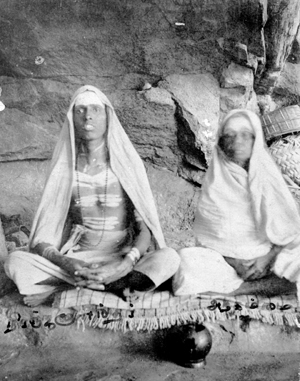 Chinnaswami and his mother sitting near Skandashram