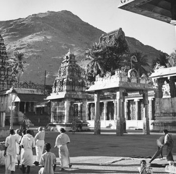 A courtyard of the Arunachaleswara Temple 