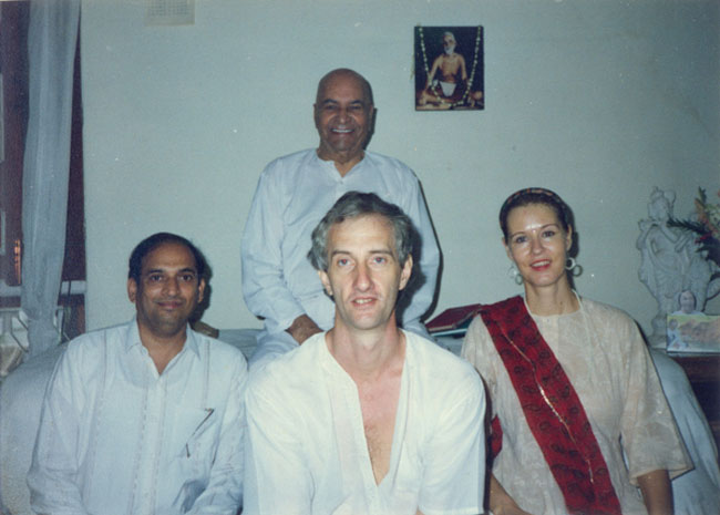  Vinayak Prabhu David Godman and Yamuna with Papaji in Lucknow, 1995