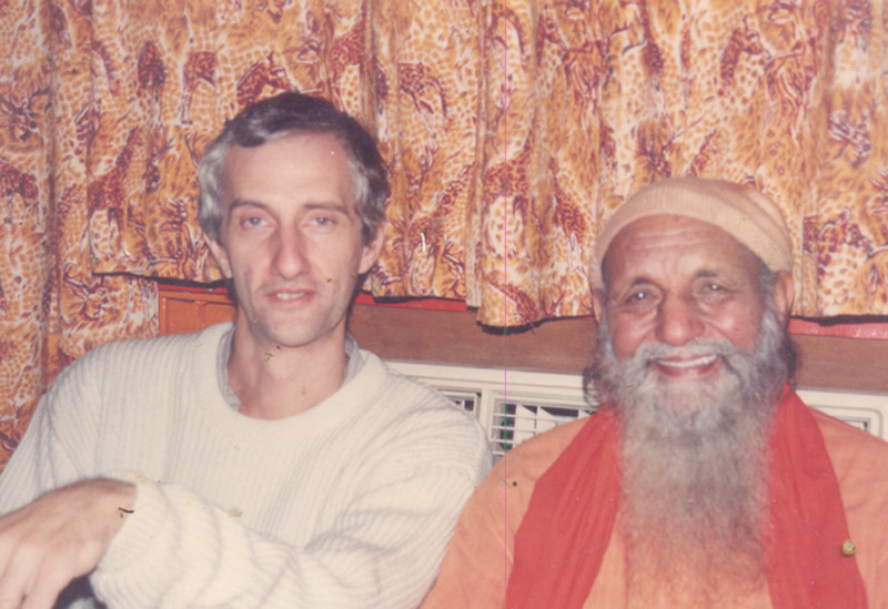 David Godman and Swami Ramanananda Giri in Papaji's living room, mid-1990s