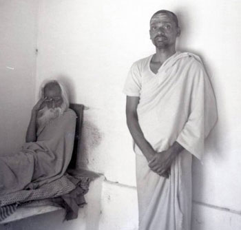 Sadhu Om (standing) with Tinnai Swami in the background