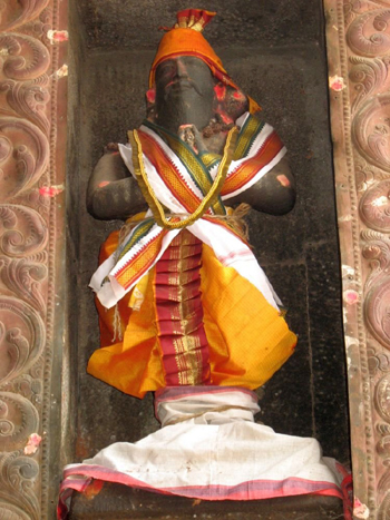 A statue of King Vallalan in the Arunachalewara Temple