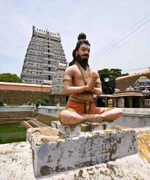 A statue of Arunagirinatha inside the Arunachaleswara Temple