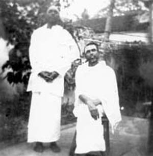 Ramanapadananda standing next to Muruganar