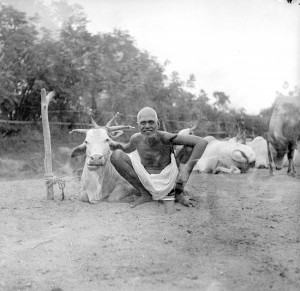 WL_004_035_in goshala compound_3 of 5_crouching and smiling