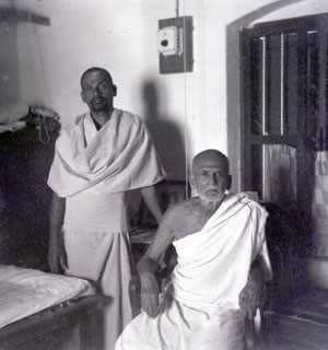 Sadhu Om (left) standing next to Muruganar
