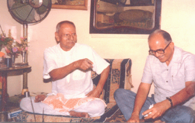 Maharaj sitting with Mullarpatham