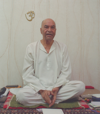 Papaji teaching in his Lucknow home