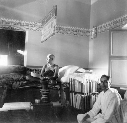 Narayana Iyer sitting with Bhagavan